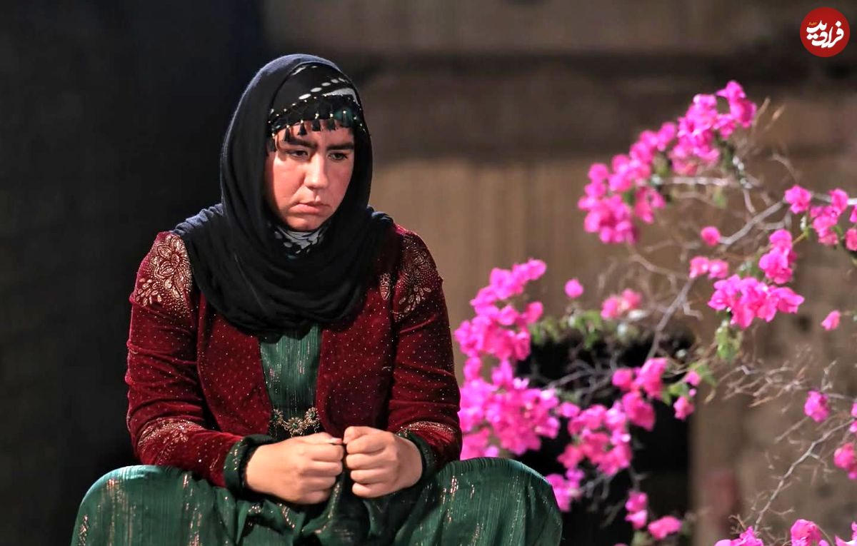 عکس| سفر در زمان؛ «روناک» سریال نون خ در کنار برج آزادی در 27 سالگی