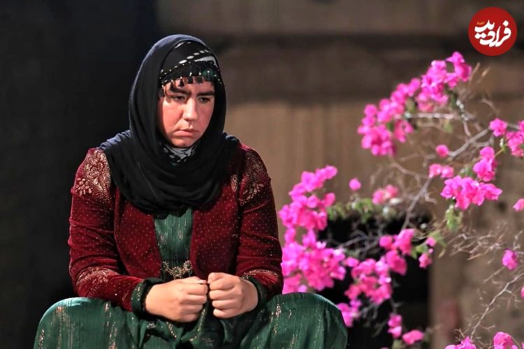 عکس| سفر در زمان؛ «روناک» سریال نون خ در کنار برج آزادی در 27 سالگی