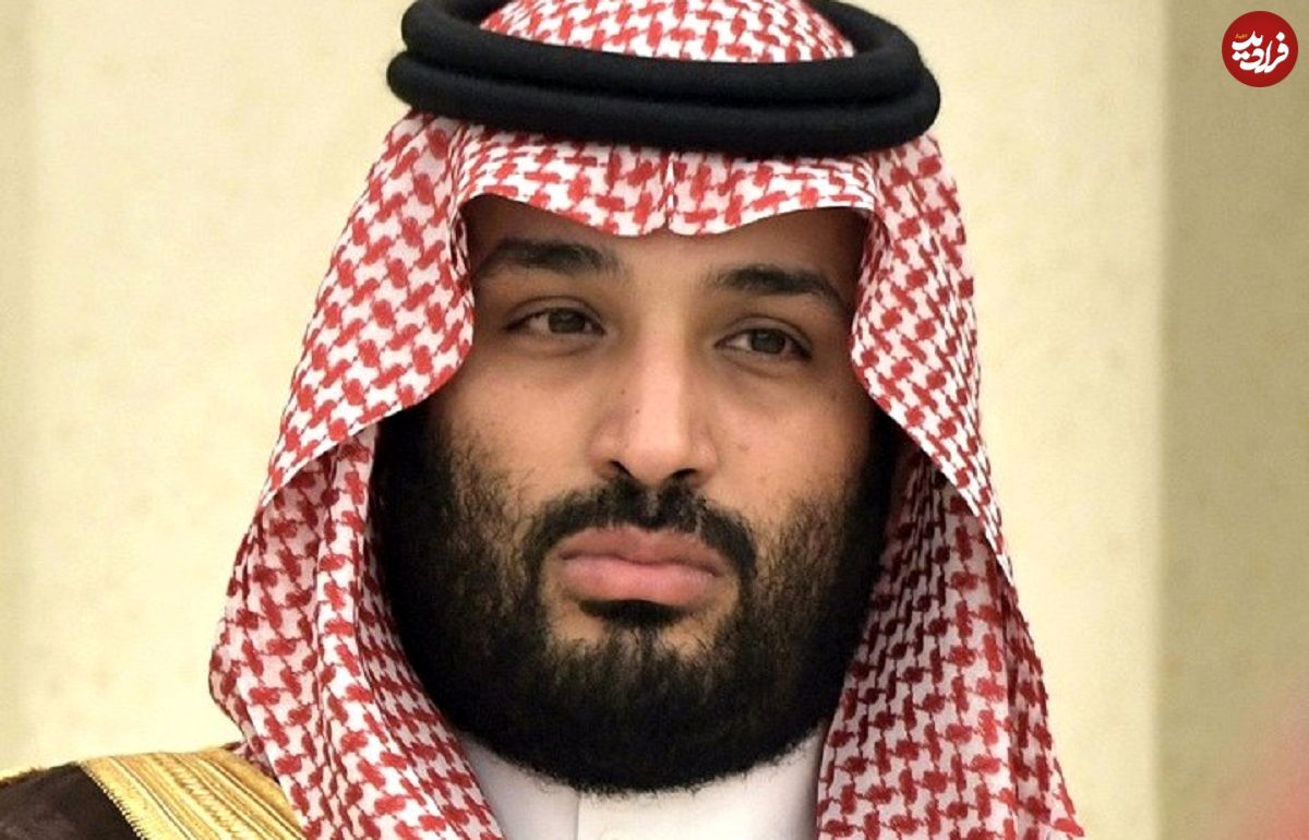 عکس؛ سفر در زمان؛ «محمد بن سلمان 13 ساله در کنار پدرش با لباس عربی»؛ سال 1377