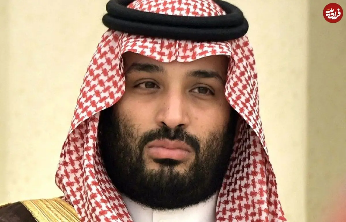 عکس؛ سفر در زمان؛ «محمد بن سلمان 13 ساله در کنار پدرش با لباس عربی»؛ سال 1377