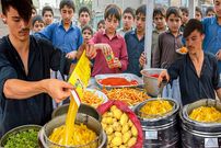 ببینید؛ غذای خیابانی در پاکستان؛ تهیه چیپس بزرگ و ترد توسط نوجوان افغان در کراچی