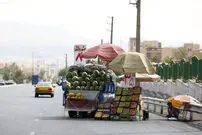 عکس| سفر به تهران قدیم؛ «پرتقال فروش» در کنار خیابان؛ سال 1355