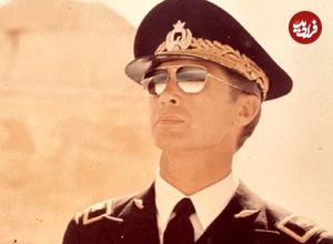 عکس| سفر در زمان؛ «نادر جهانبانی» در کنار جنگنده اف-84جی خود؛ سال 1339