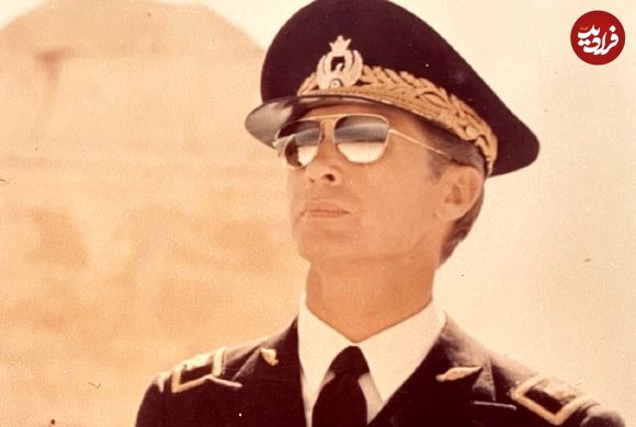 عکس| سفر در زمان؛ «نادر جهانبانی» در کنار جنگنده اف-84جی خود؛ سال 1339