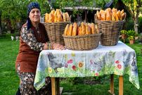 ببینید؛ غذای روستایی در آذربایجان؛ پخت یک غذای سنتی با آرد، گوشت و سیب زمینی