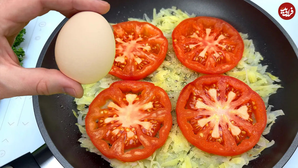 (ویدئو) پخت یک غذای ساده و سریع برلینی با گوجه، سیب زمینی و تخم مرغ