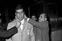 عکس| سفر در زمان؛ «تختی» در حاشیه شرکت در یکی از مسابقات خارجی؛ دهه 30