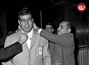 عکس| سفر در زمان؛ «تختی» در حاشیه شرکت در یکی از مسابقات خارجی؛ دهه 30