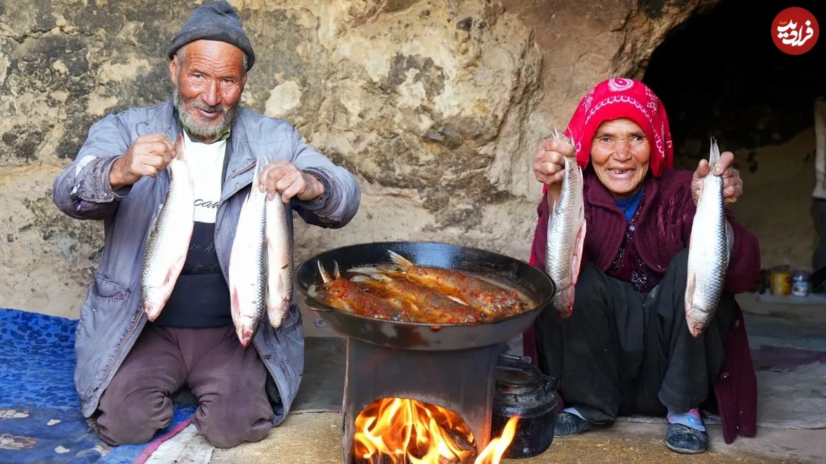 (ویدئو) طبخ ماهی محلی توسط عاشقان مسن قدیمی افغانستانی در یک غار باستانی