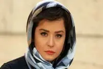 عکس| سفر زمان؛ عکس یادگاری «مهراوه شریفی نیا» با خودروی تصادفی؛ دهۀ 90