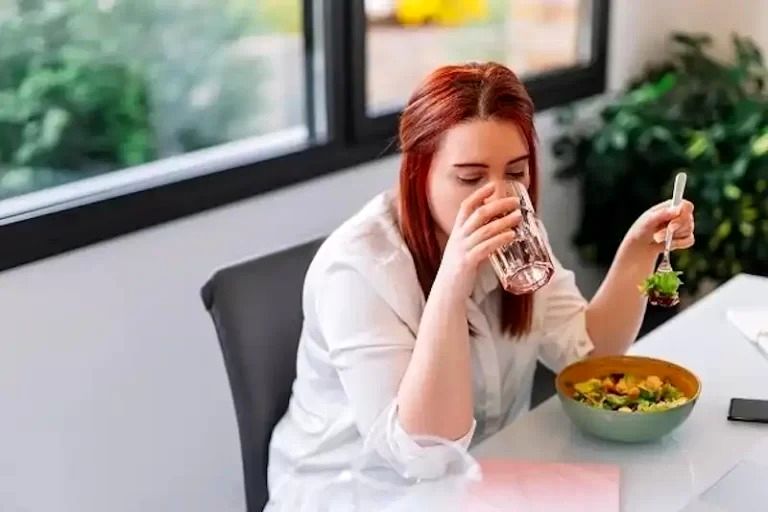 بلایی که نوشیدن مایعات بین غذا خوردن به سرتان می‌آورد