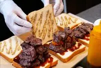 ببینید| غذای خیابانی در ژاپن؛ تهیه ساندویچ استیک با گوشت گاو در توکیو