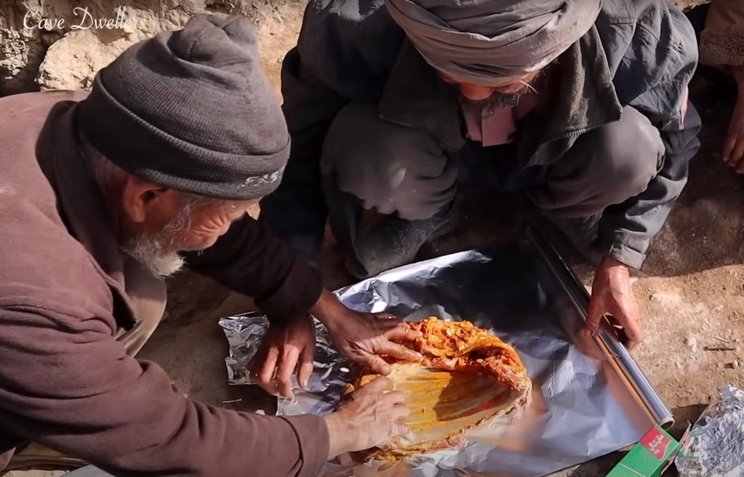 (ویدئو) کباب 4 کیلو گوشت در تنور و پخت نان توسط دو خانواده غارنشین افغانستانی