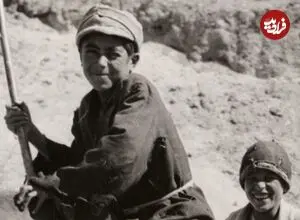 عکس| سفر زمان؛ «کودکان گاوسوار» در نزدیکی اردبیل؛ 75 سال قبل