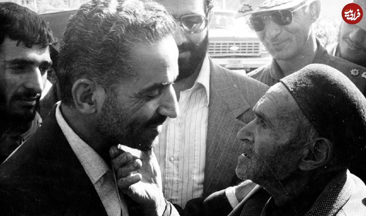 عکس؛ سفر در زمان؛ «شهید رجایی در حال پیاده شدن از بالگرد در کردستان»؛ سال 59