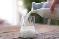مضرات خوردن بیش از اندازه شیر