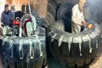 (ویدئو) تعمیر شگفت انگیز لاستیک های غول پیکر لودر توسط این پیرمرد پاکستانی