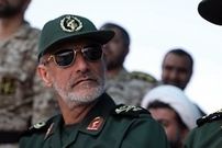عکس؛ سفر به تاریخ؛ «سردار محرابی» در حال پر کردن باک لندکروز در جبهه؛ دهۀ 60