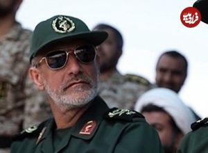 عکس؛ سفر به تاریخ؛ «سردار محرابی» در حال پر کردن باک لندکروز در جبهه؛ دهۀ 60