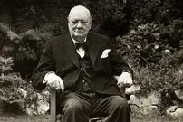 عکس| سفر در زمان؛ «چرچیل» در حال سخنرانی در یک کارخانه مهمات‌سازی؛ سال 1294