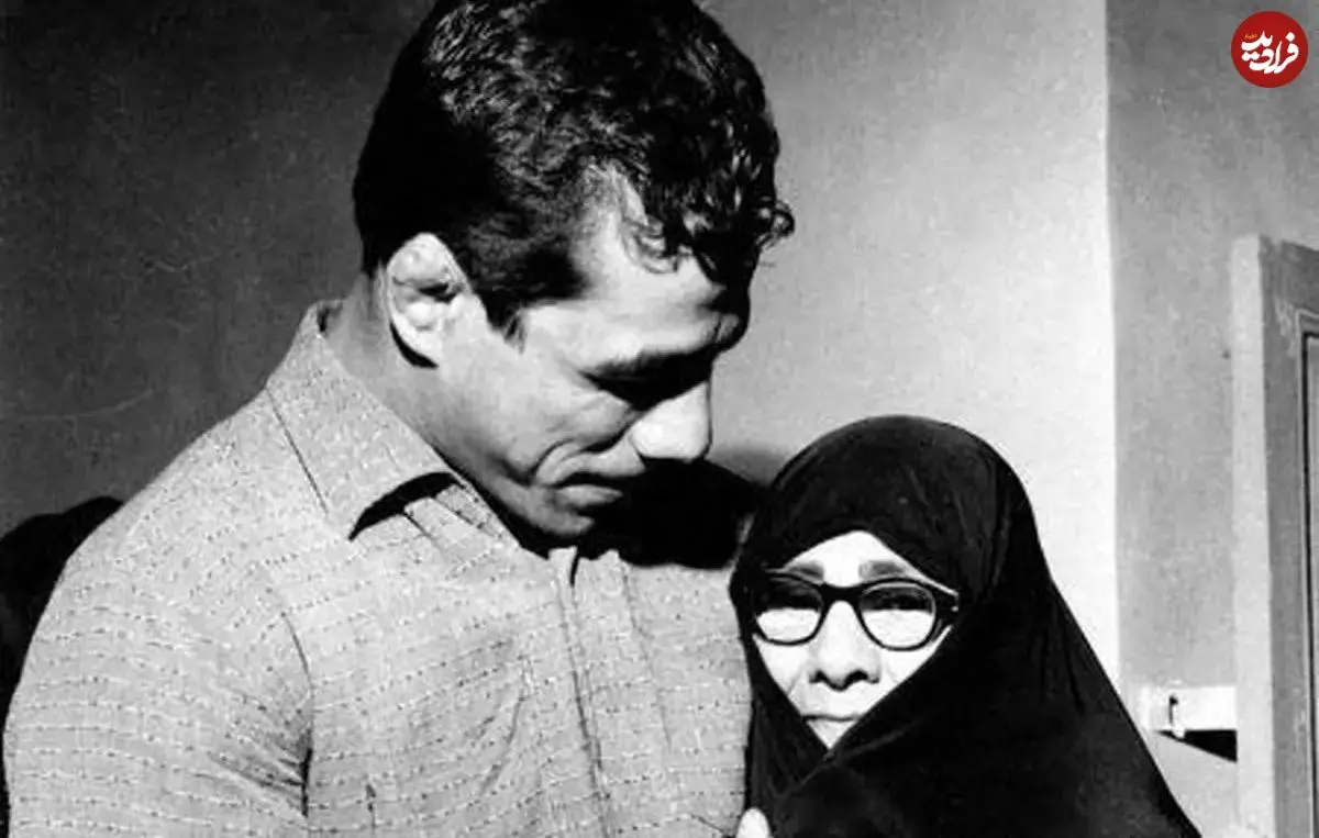 عکس| سفر در زمان؛ «پزشک هندی» در حال معاینه «غلامرضا تختی»؛ دهه 30