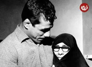 عکس| سفر در زمان؛ «پزشک هندی» در حال معاینه «غلامرضا تختی»؛ دهه 30