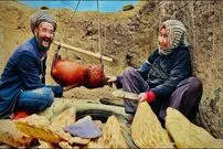 ببینید؛ غذای روستایی در افغانستان؛ پخت نان سنتی سوجومل (سوجی مال) توسط زوج مسن 