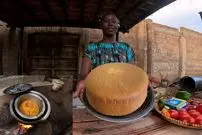 ببینید| غذای روستایی در کنیا؛ پخت کیک کدو تنبل در هوای بارانی