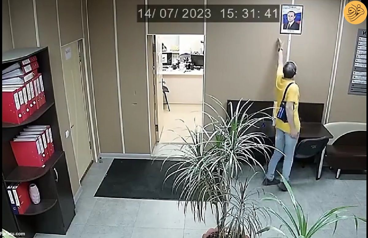 (ویدئو) سرقت قرن؛ مردی که عکس پوتین را از روی دیوار دزدید!