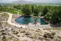 عکس| سفر به ایران قدیم؛ منظرۀ یک روستا در نزدیکی کوه بیستون؛ 99 سال قبل