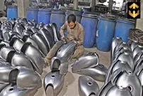 (ویدئو) فرآیند تولید باک سوخت موتور سیکلت در یک کارخانه پاکستانی