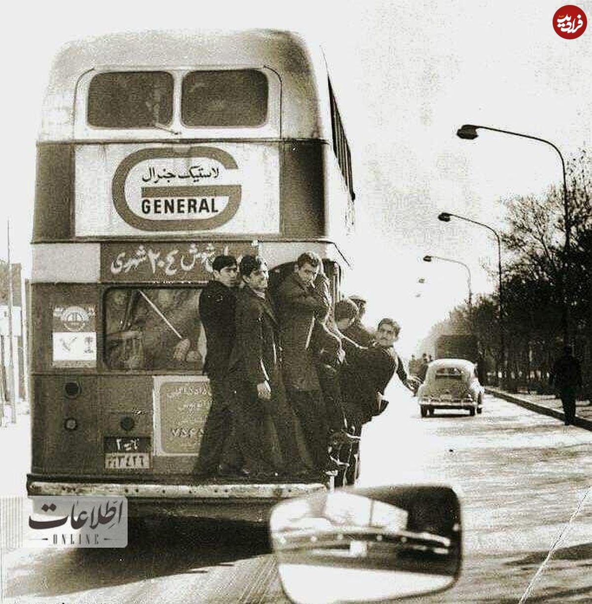 (عکس) سفر به تهران قدیم؛ مردم از اتوبوس‌های دوطبقه در تهران آویزان می‌شوند