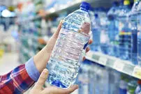 ( ویدیو) تکنیک جالب یک مرد در انجام حرکات نمایشی با بطری آب‌معدنی