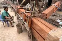 (ویدئو) ببینید ویتنامی ها با چه خلاقیتی آجر را در کارخانه تولید می کنند