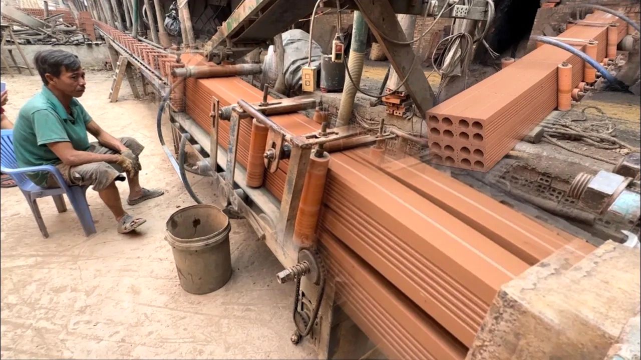 (ویدئو) ببینید ویتنامی ها با چه خلاقیتی آجر را در کارخانه تولید می کنند