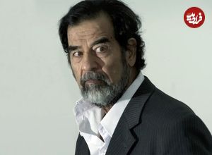 عکس| سفر در زمان؛ «صدام حسین» در حال  بازدید از یک خانواده کشاورز در موصل؛ سال 1362