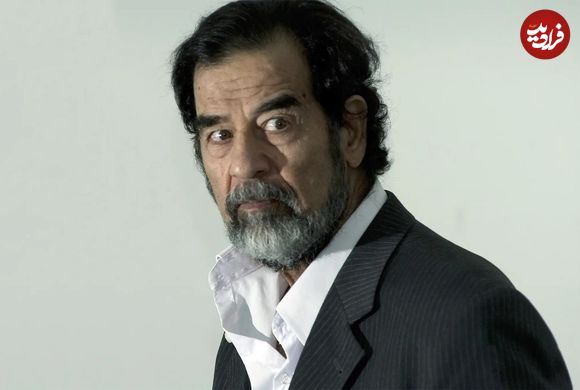 عکس| سفر در زمان؛ «صدام حسین» در حال  بازدید از یک خانواده کشاورز در موصل؛ سال 1362