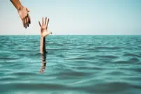 (ویدیو) جوان فداکار با پرش از روی پل ده متری جان یک زن را نجات داد