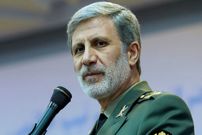 عکس؛ سفر به تاریخ؛ «امیر حاتمی، فرماندۀ جدید ارتش» در حال دریافت لوح یادبود از نظامیان چینی؛ سال 97