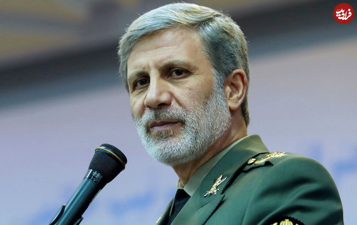 عکس؛ سفر به تاریخ؛ «امیر حاتمی، فرماندۀ جدید ارتش» در حال دریافت لوح یادبود از نظامیان چینی؛ سال 97