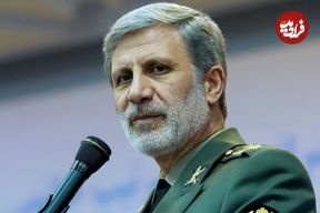 عکس؛ سفر به تاریخ؛ «امیر حاتمی، فرماندۀ جدید ارتش» در حال دریافت لوح یادبود از نظامیان چینی؛ سال 97