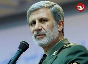 عکس؛ سفر به تاریخ؛ «امیر حاتمی، فرماندۀ جدید ارتش» در حال دریافت لوح یادبود از نظامیان چینی؛ سال 97