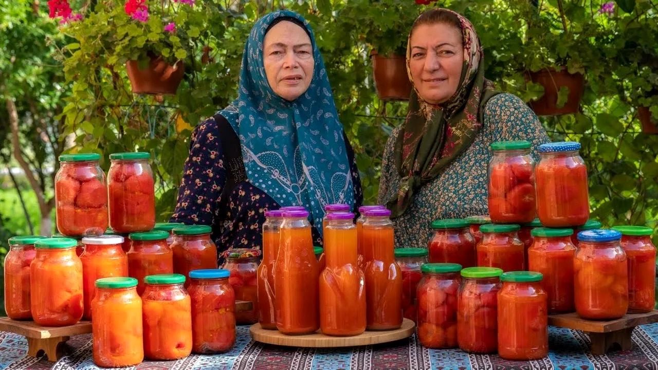 (ویدئو) رب گوجه خانگی را به سبک این دو بانوی روستایی باکویی طبخ و تهیه کنید