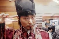 عکس| سفر زمان؛ چهرۀ «بادوکبال، وزیر اعظم» (سریال جومونگ) در 62 سالگی در حال تست کردن قهوه