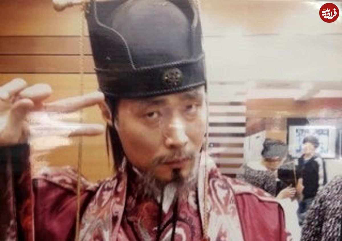 عکس| سفر زمان؛ چهرۀ «بادوکبال، وزیر اعظم» (سریال جومونگ) در 62 سالگی در حال تست کردن قهوه