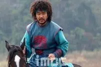 عکس| سفر زمان؛ «هیوبو» در حال امضا دادن به هواداران در کنار زمین فوتبال؛ 5 سال بعد از «جومونگ»