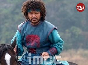 عکس| سفر زمان؛ «هیوبو» در حال امضا دادن به هواداران در کنار زمین فوتبال؛ 5 سال بعد از «جومونگ»