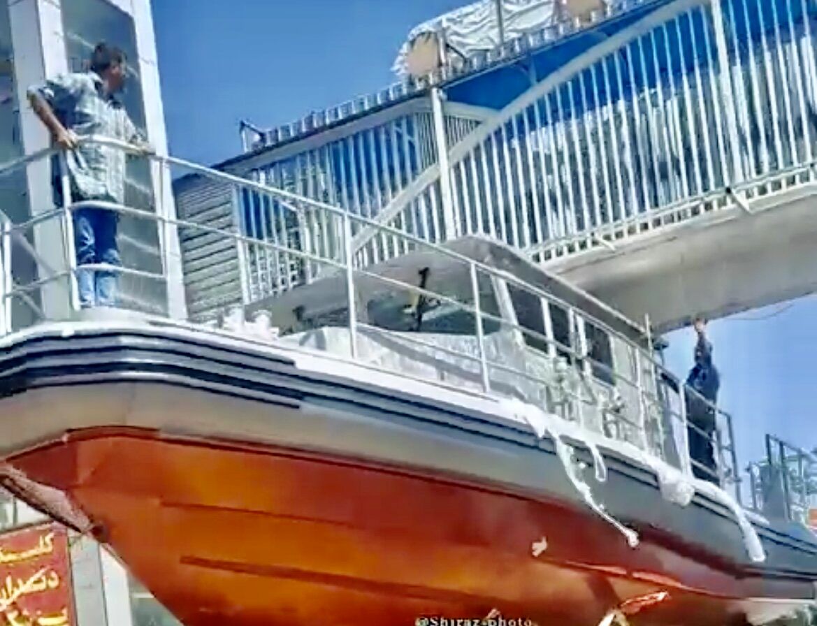 (ویدئو) گیر کردن قایق زیر پل عابر پیاده در شیراز