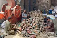 ببینید| مراحل بازیافت دمپایی های قدیمی و تولید دمپایی های جدید در پاکستان