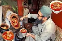 ببینید| غذای خیابانی در پاکستان؛ طبخ سیری پای پرطرفدار در پیشاور